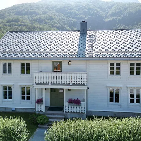 Ostigard 1810 Prestegardshuset Åndalsnes