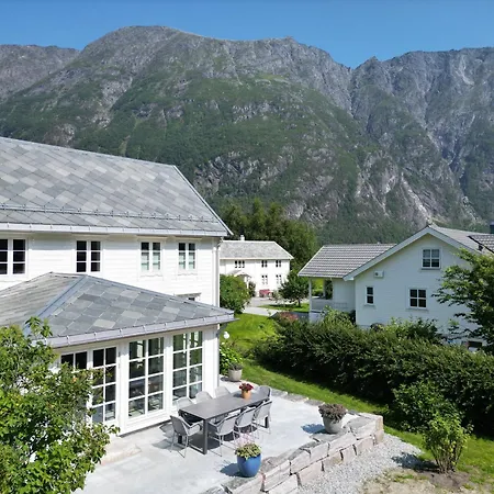 Ostigard 1810 Prestegardshuset * Åndalsnes