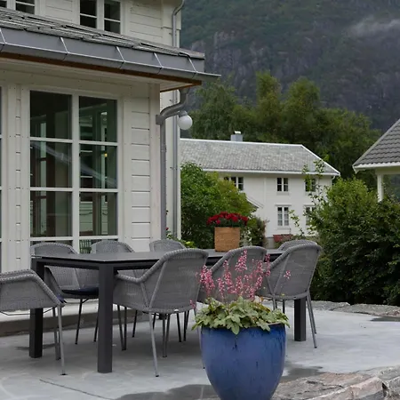 Ostigard 1810 Prestegardshuset